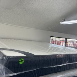 KING SIZE DREAMCLOUD MATTRESS & BOX SPRINGS BED SET