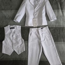 Boys white suit set size 2T–3T (brand new with tags)