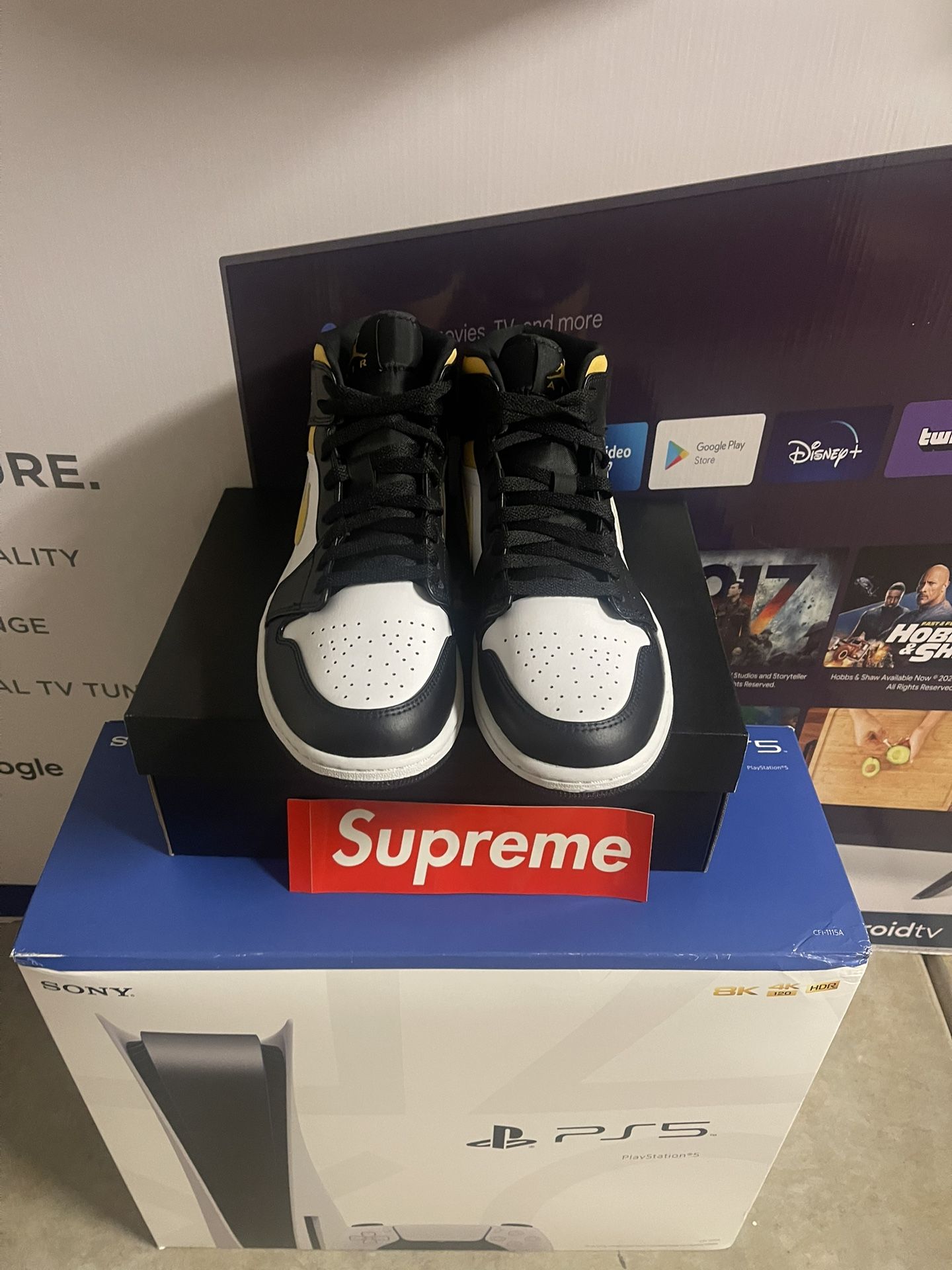 Jordan 1 Mid Black Yellow