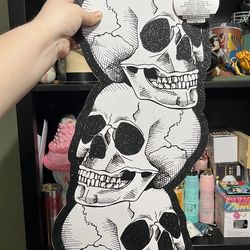 Skulls sign with black glitter