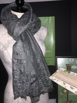 Large Michael Kors scarf 🧣 very nice