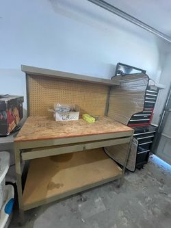 Work bench with accessories