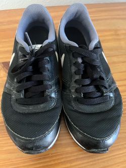 Nike- women sneakers black size 6