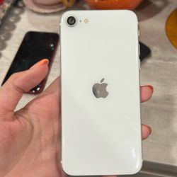 Selling This Iphone Se For 250 My Best Offer On Located In Paramount California. It Cracks On The Screen, But It Works Nothing Wrong With It.