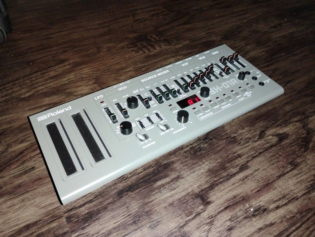 Roland sh-01a Desktop Synth