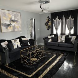New Black and gold Velvet sofa set In Excellent Condition (From 5 STAR FURNITURE 