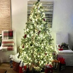 Christmas Tree 7.5’ Foot Beautiful Like Real 2 Different Tips 900+ New Lights