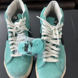 Man Shoes Size 9.5 Nike and Converse