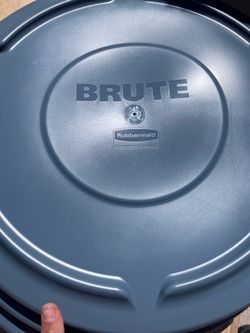 Brute Rubbermaid. Gray Round Trash Can Lid