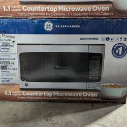 GE
1.1 Cu. Ft. Capacity Countertop Microwave Oven
