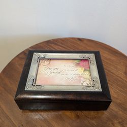 Brown Cottage Garden MUSIC BOX ~ Plays “That’s What Friends Are For”