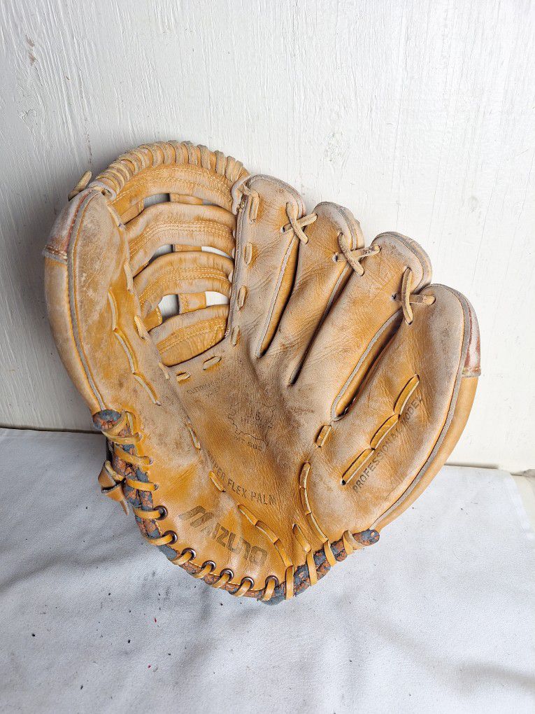 Mizuno Baseball/Softball Glove, 12"