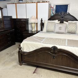 King Size Bedroom Set. Two night stands one Clothes chest, a dresser with mirror, and a bed with a very comfortable Matress. Hablo Español Y Entrego