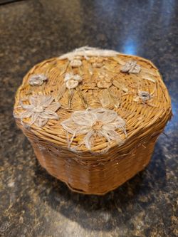 Octagon wicker basket with lid