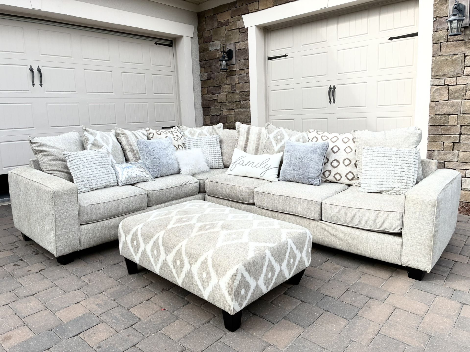 Gorgeous Sectional Sofa +ottoman