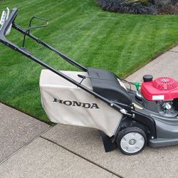 Like New Honda Hrx 217 Self-propelled Lawn Mower With Composite Deck