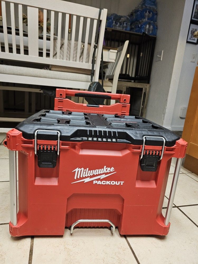 22" MILWAUKEE ROLLING PACKOUT RETRACTABLE LOW PROFILE HANDLE