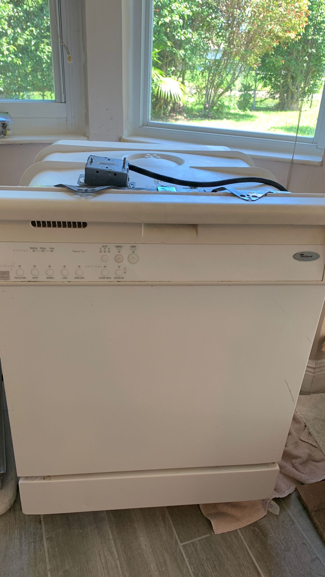 White whirlpool dishwasher- works great - selling because of kitchen remodel