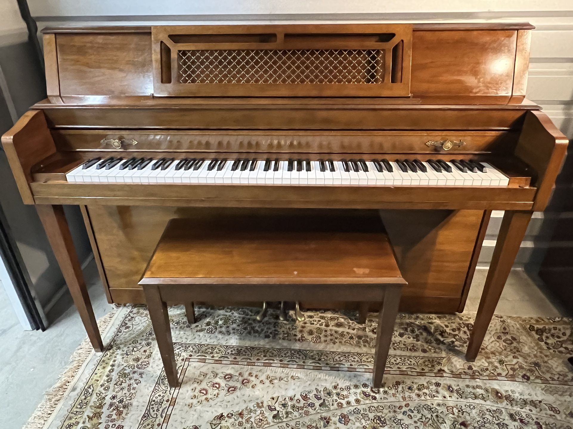 MUST SELL TODAY! YAMAHA M304 UPRIGHT PIANO! FREE DELIVERY & TUNING! + WARRANTY!