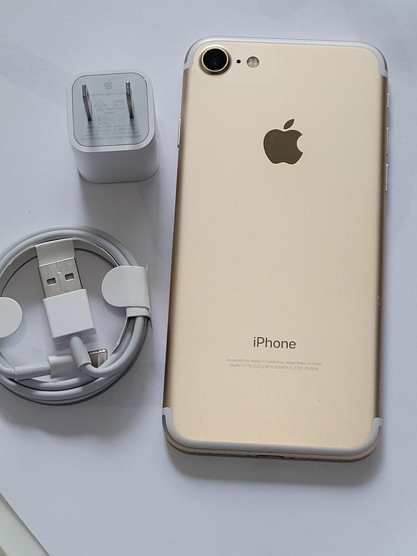 iPhone 7, 128GB, unlocked, works any sim card any country internationally