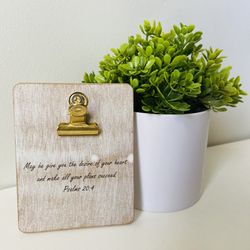 Mini Wood Clipboard Bible Verse Sign – Psalm 20:4 Scripture Desk Decor | Christian Gift | Inspirational Faith Sign | Office Shelf Decor