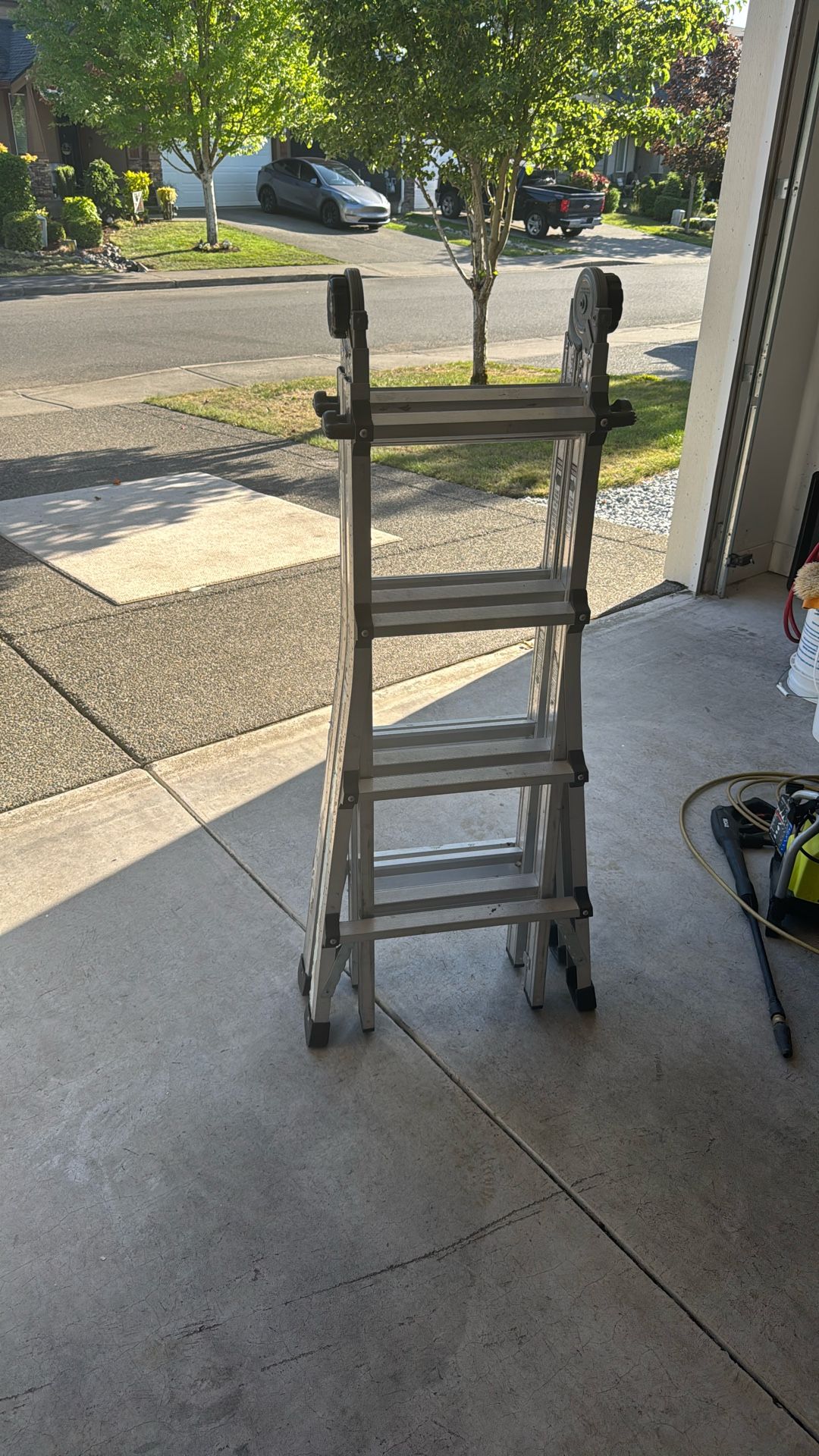 17ft Foldable Ladder