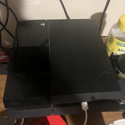 256gb PS4 (4 Controllers And 7 Games)