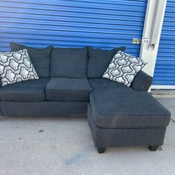 DELIVERY AVAILABLE 🚚🚛🚚 awesome 2 Piece Reversible Sectional