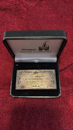 Disney Annual Passholder pin