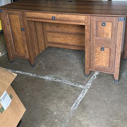 Desk In Very Good Condition