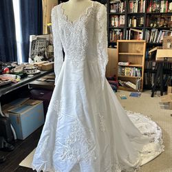 Beautiful sheer lace David’s Bridal wedding dress! W/O Veil