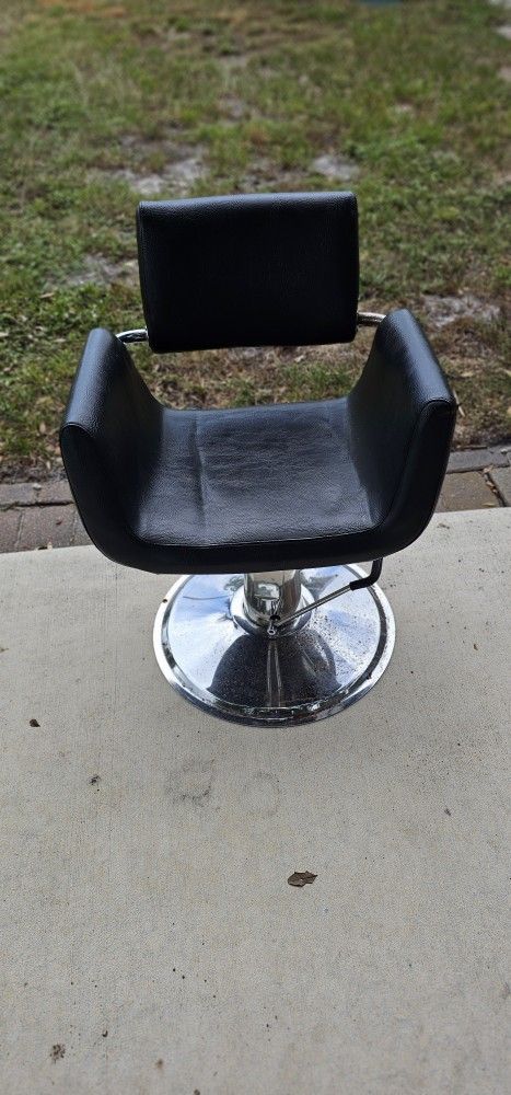 Black Hydraulic Barber/Salon Chair