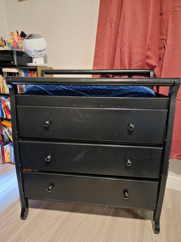 Dresser With Changing Table Top And Pad
