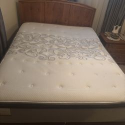 Thomasville Queen Size Bedroom Set
