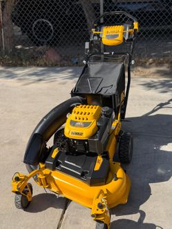 DEWALT
28 in. 224cc E-GOV Engine 3-in-1 Gas RWD Self-Propelled Lawn Mower with High Rear Wheels