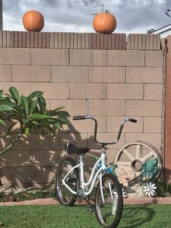 White 20"" schwinn stingray lil chicks bicycle