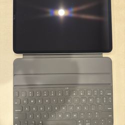 iPad Pro 11-inch (4th generation) WITH Apple Keyboard