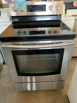 Like New Samsung Glass Top Stove Stainless. Works Perfectly. Warranty. Delivery Available. 2522 Market st Ft Myers 33901