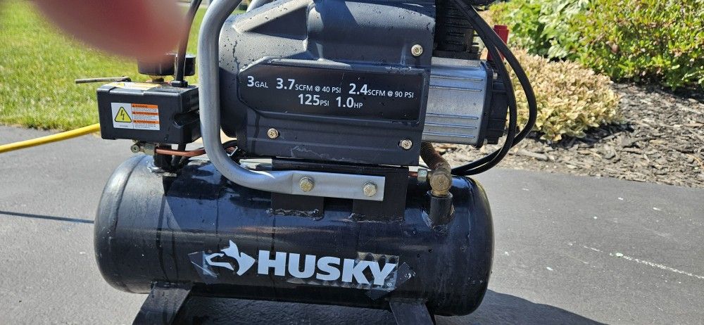 Husky Air Compressor w/ 25ft Hose
