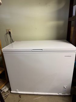 Insignia 10.4 Cu. Ft. Garage-Ready Chest Freezer, Like New