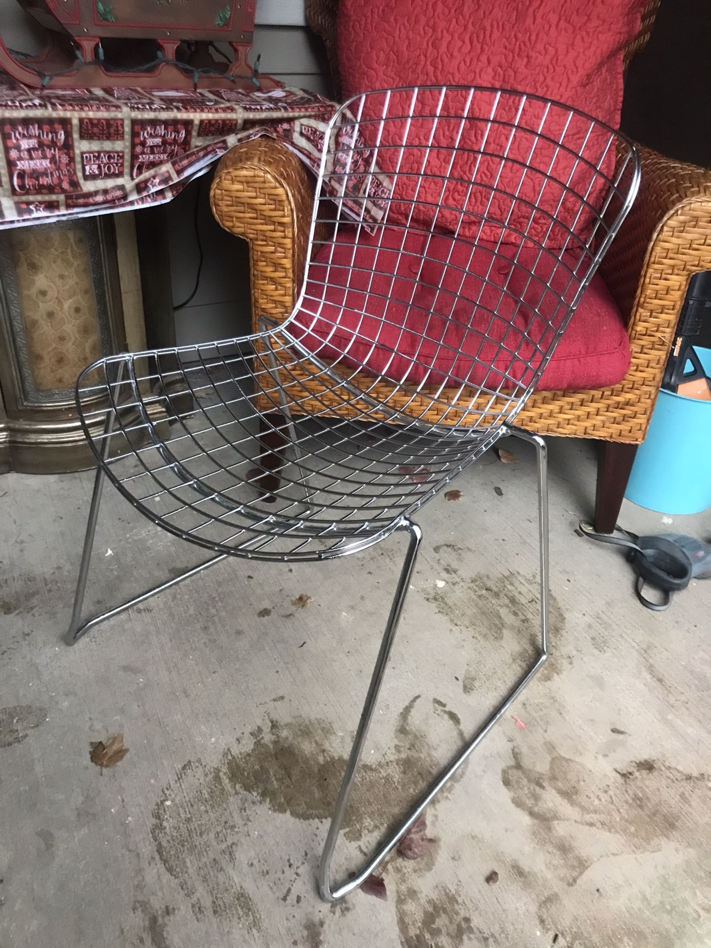 Nice Vintage Retro Thick Wire Chrome Chair With Base 