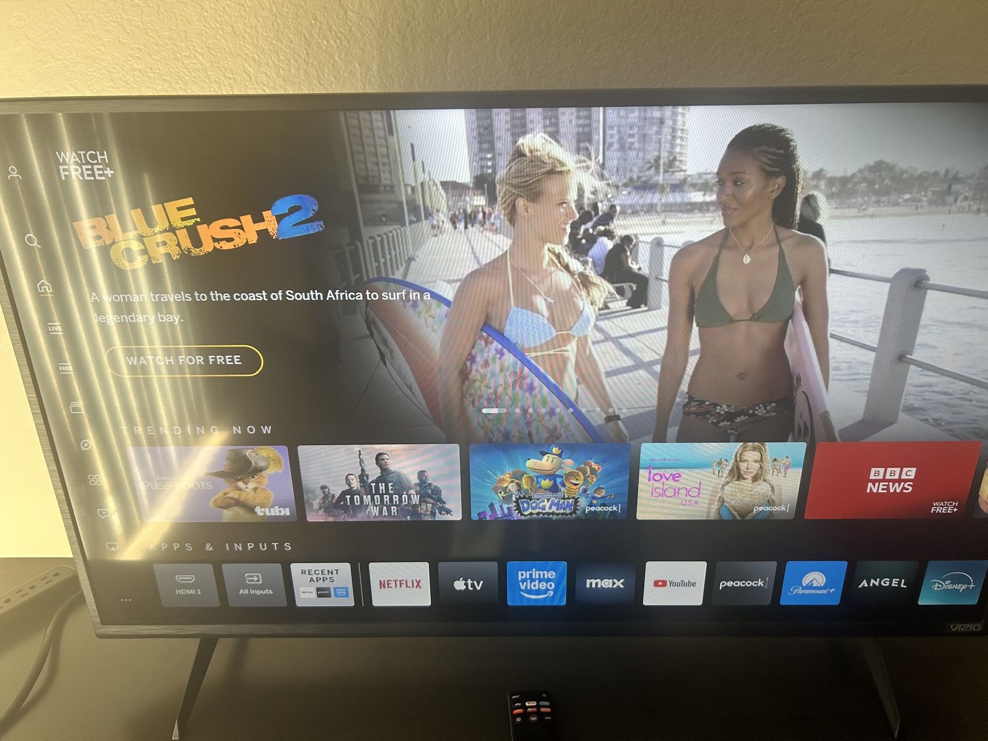 Vizio D40f-J09 (40” Smart TV)