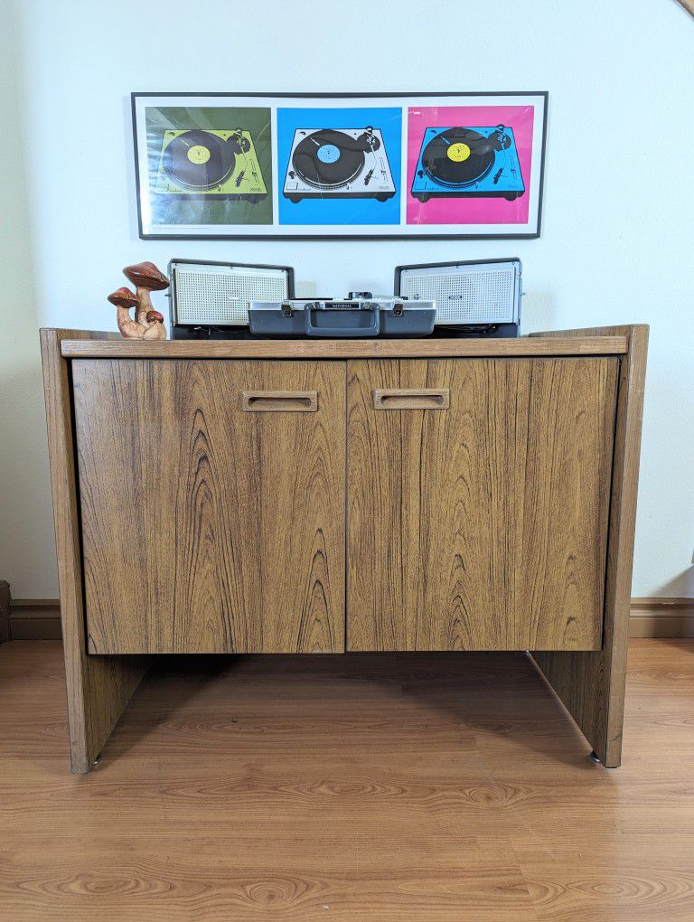 Mid Century Modern Faux Wood Laminate Record Player Credenza / MCM Bar / Media Stand 