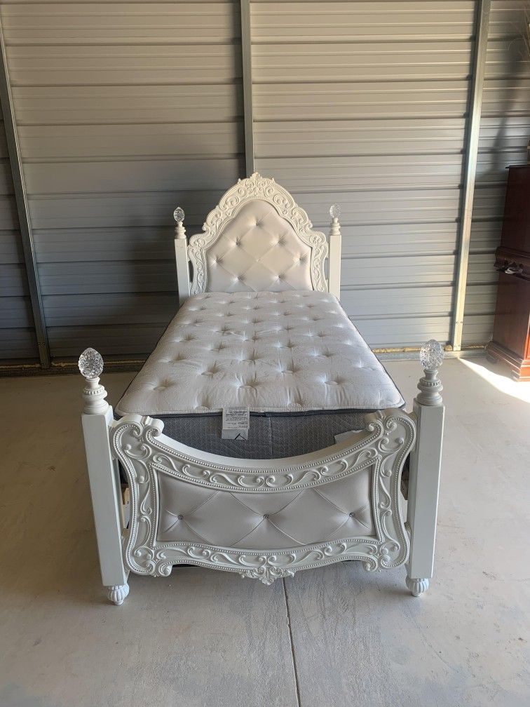 B188-71 Ashley Furniture Exquisite Twin Size Bed ( Free Delivery If Needed)