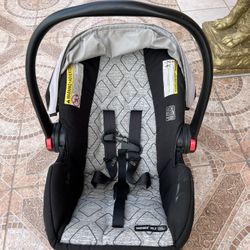 Baby car seat in good condition and clean, with its base for the car and seatbelts.