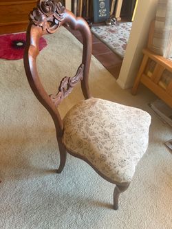 Antique Victorian Carved Walnut Balloon-Back Chair — Late 19th / Early 20th Century
