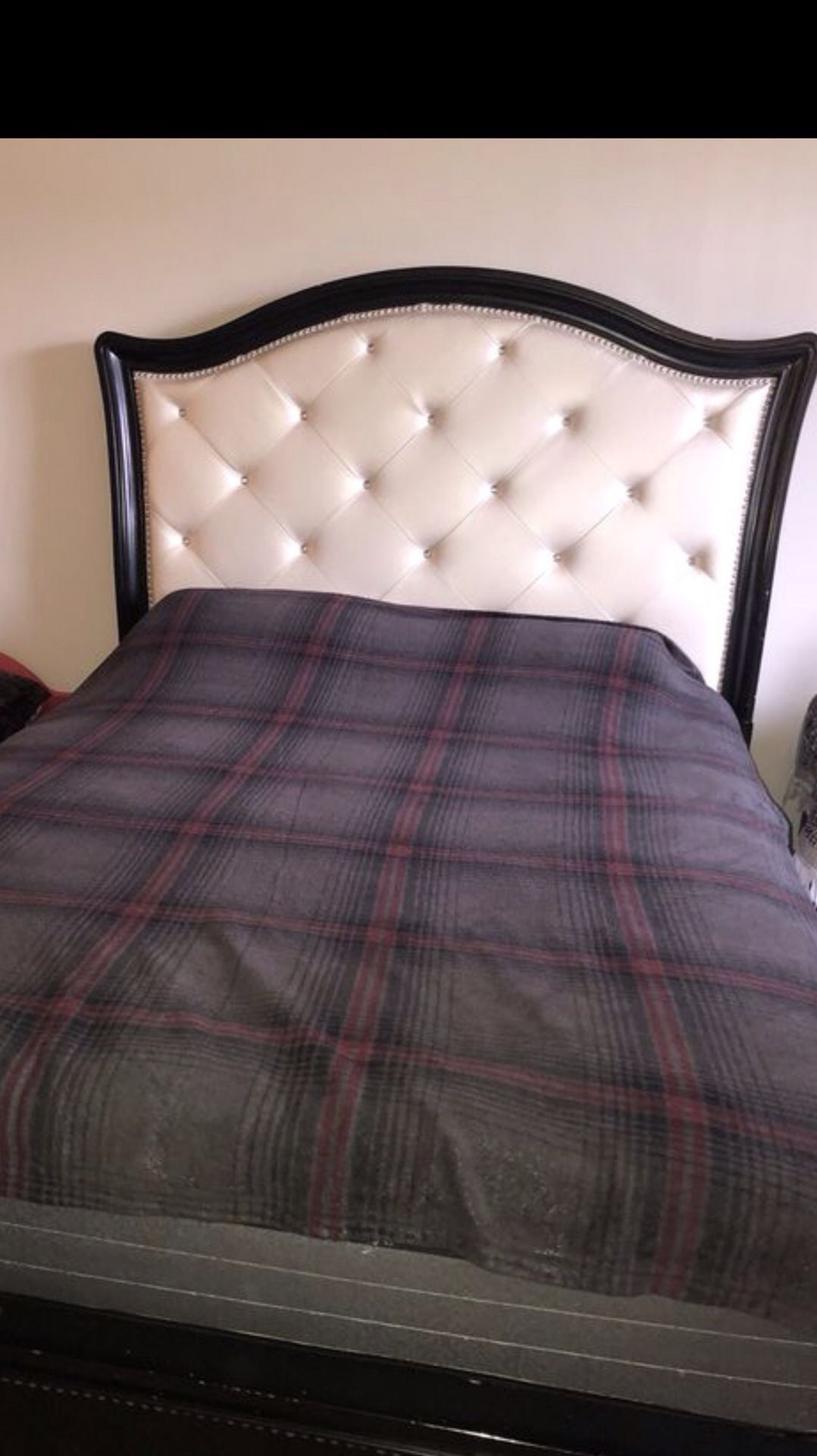 Beautiful design queen bed only in good condition