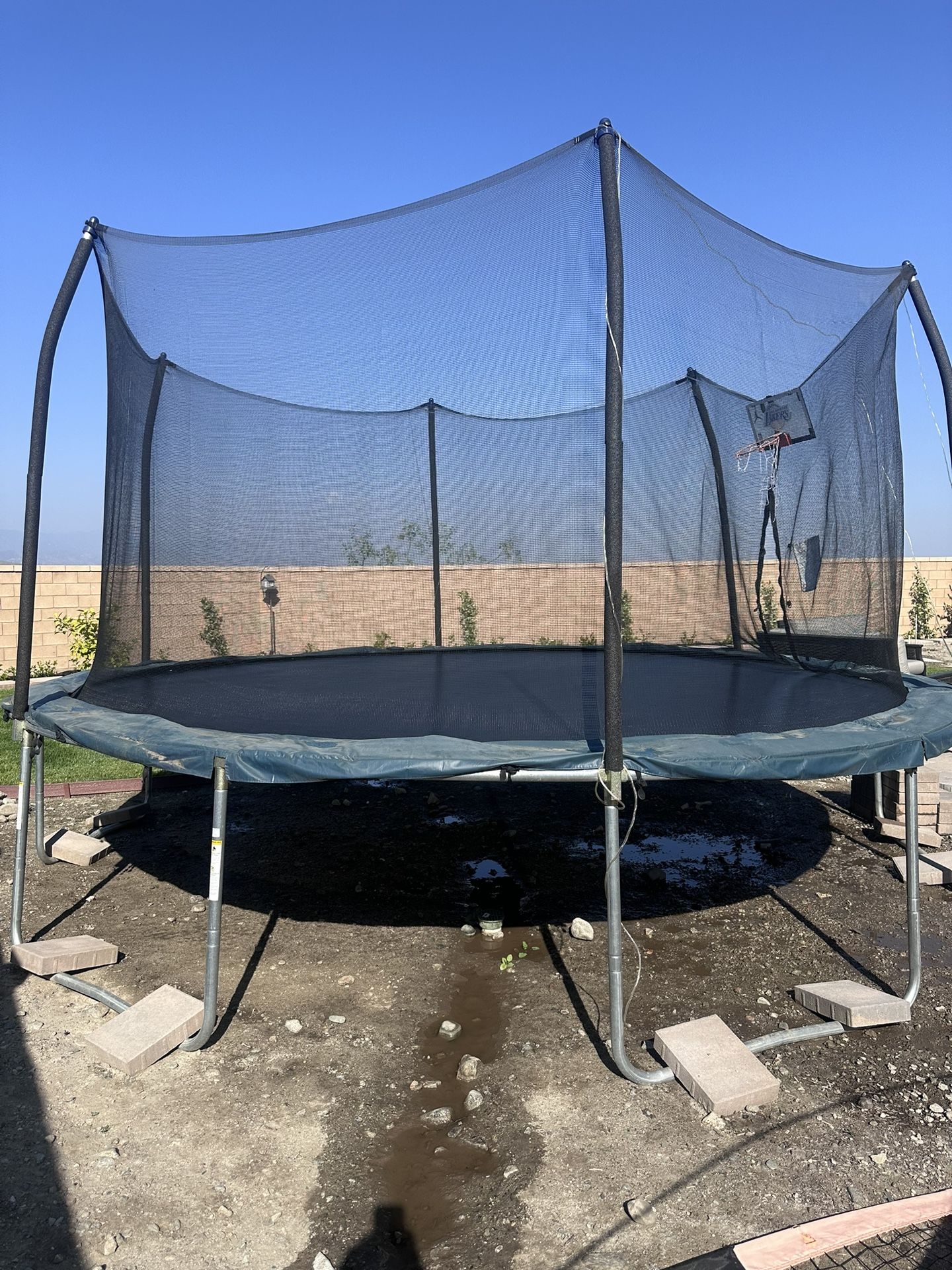15’ Round Trampoline W/ Net