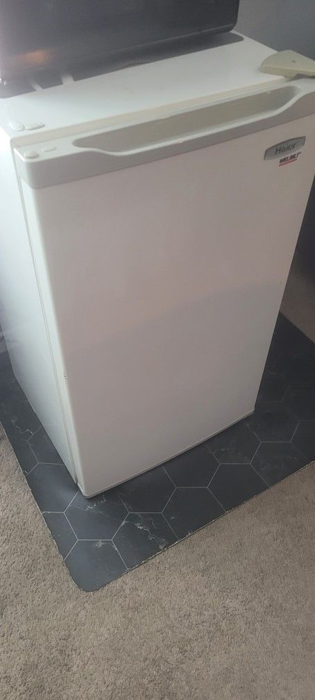 Mini Fridge/microwave
