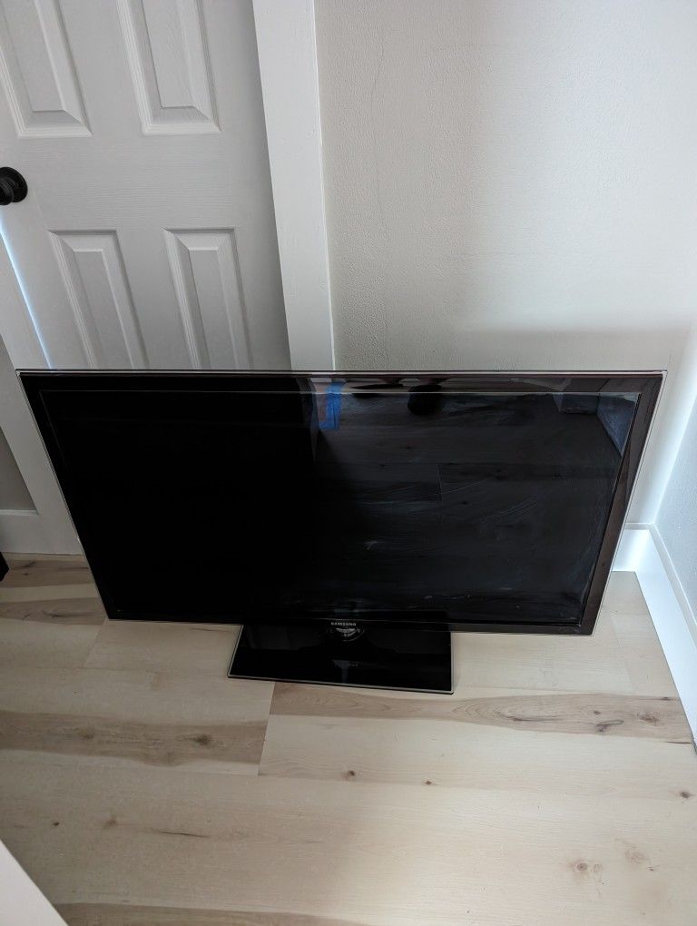 Samsung 46" Flat Screen TV with Mount